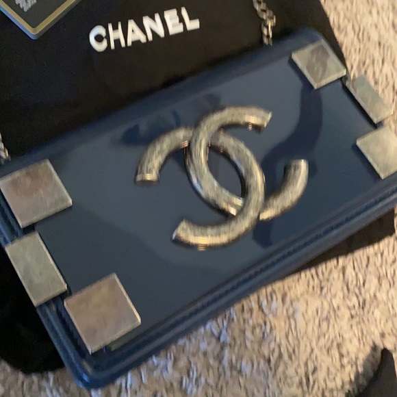Chanel navy crossbody with hard metal front - Picture 3 of 9